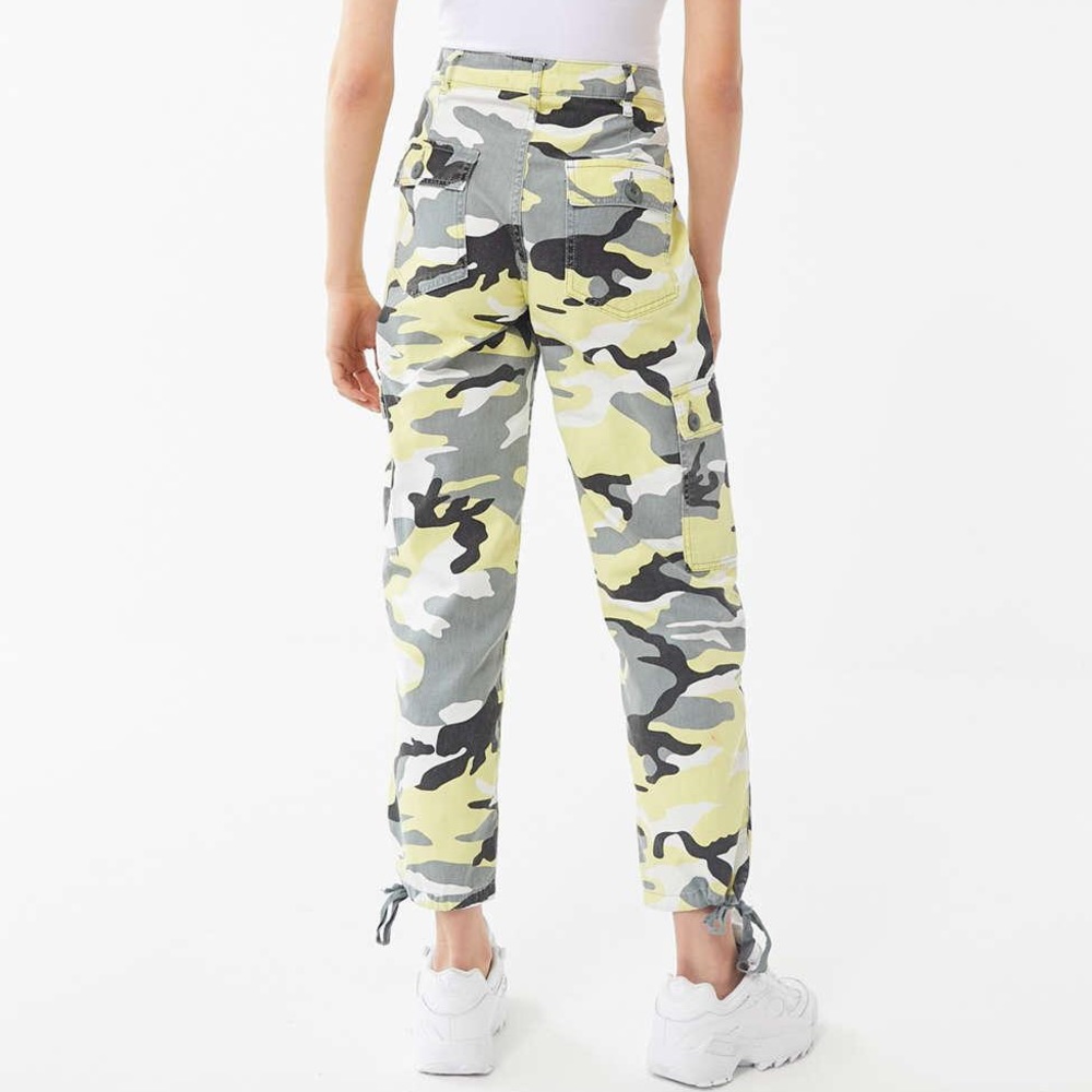 *SOLD* Urban Outfitters Authentic Camo Cargo Pants - Picture 2 of 4